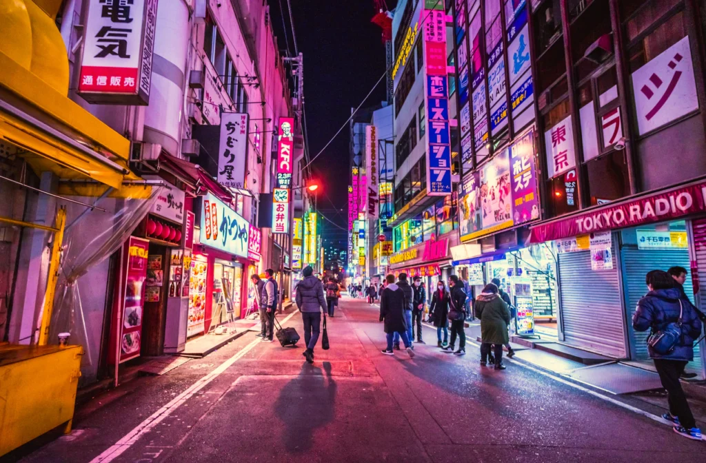 Ulica w Tokio w świetle neonów