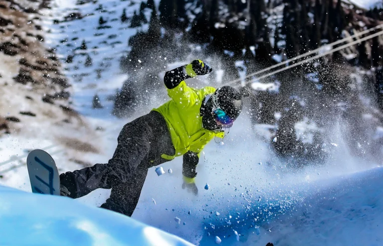 Snowboardzista w świeżym puchu