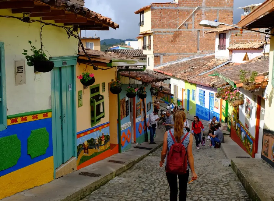 Kolorowa uliczka w Guatapé, Kolumbia