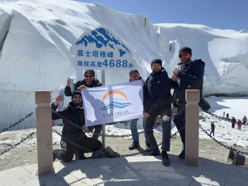 Grupa Exploro pod lodowcem Muztagh Ata na wysokości 4688 m, Chiny