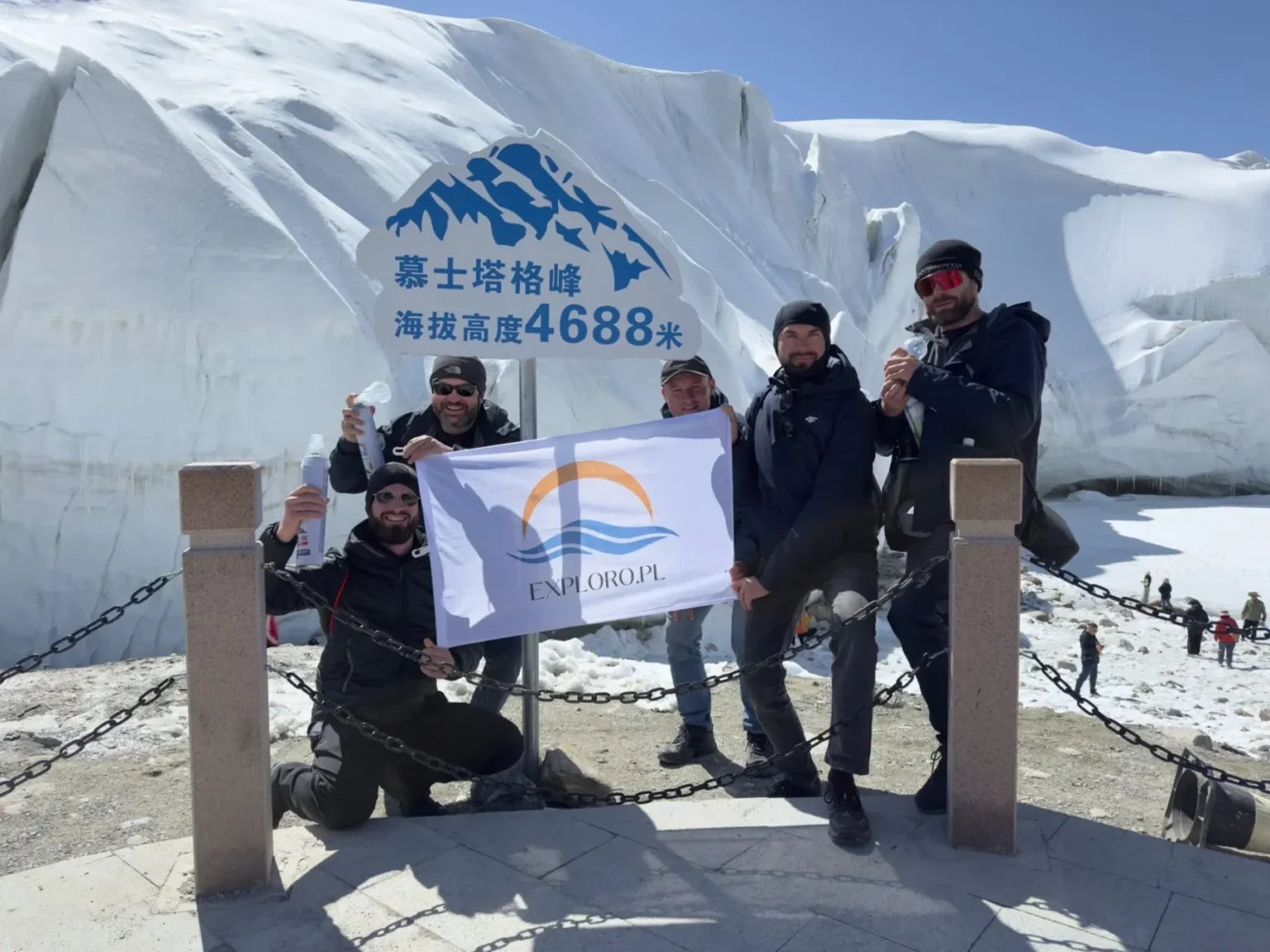 Grupa Exploro pod lodowcem Muztagh Ata na wysokości 4688 m, Chiny