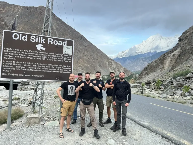 Grupa przy tablicy Old Silk Road w Pakistanie