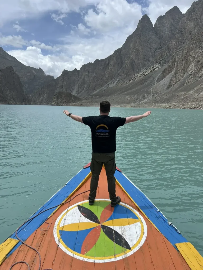 Łódź na jeziorze Attabad, Pakistan