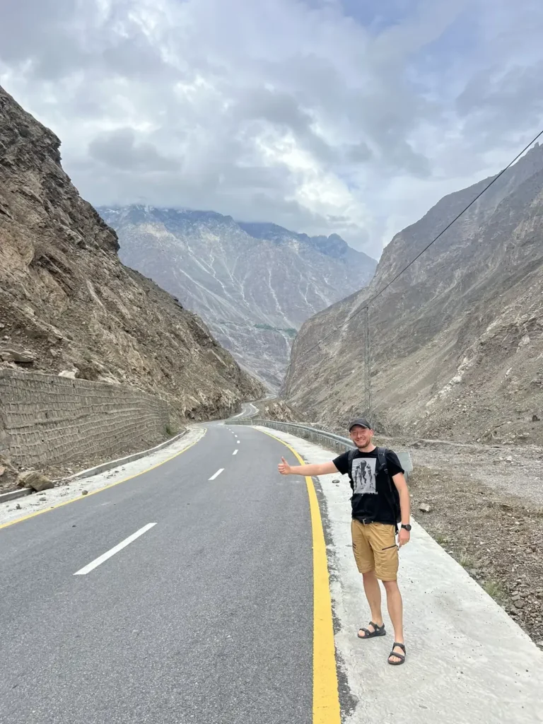 Karakorum Highway wśród gór