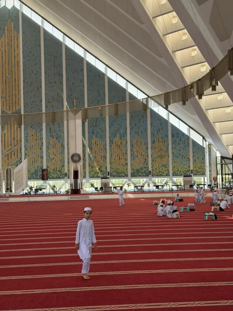 Wnętrze meczetu Faisal w Islamabadzie