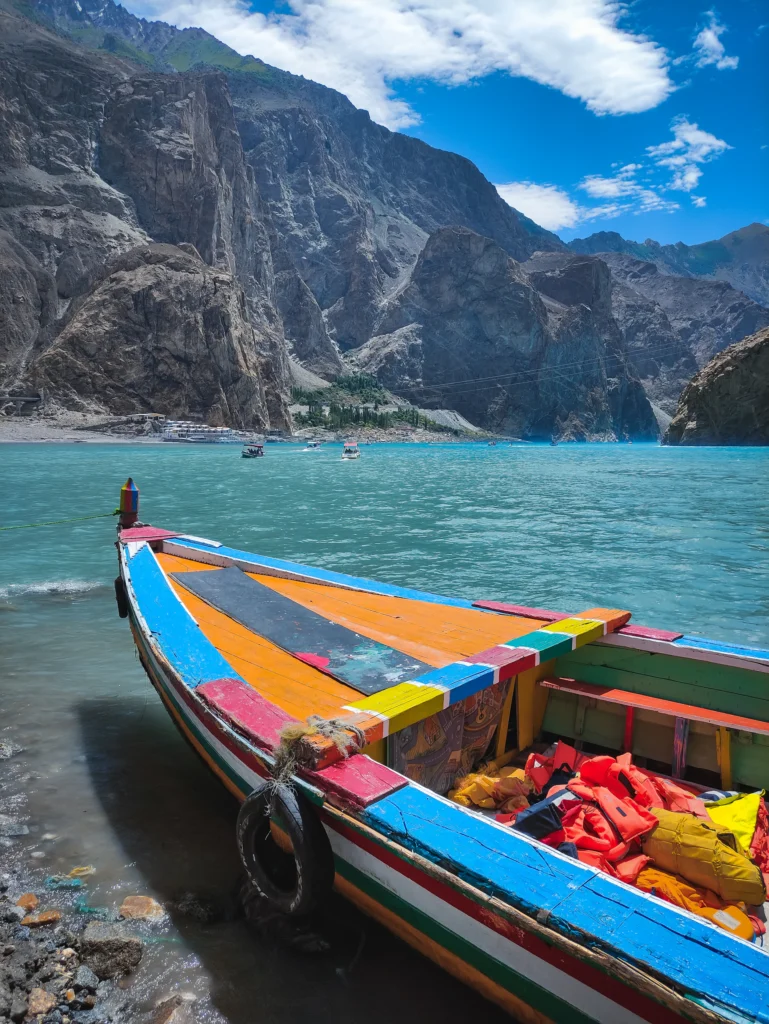 Kolorowa łódź na jeziorze Attabad w dolinie Hunza, Pakistan
