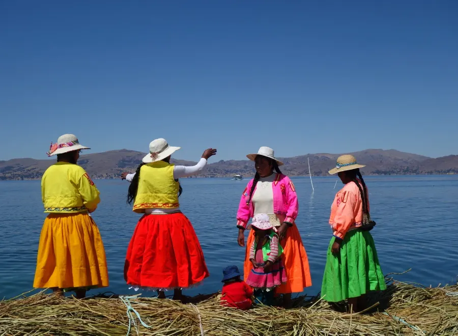 Kobiety z wysp Uros na jeziorze Titicaca, Peru