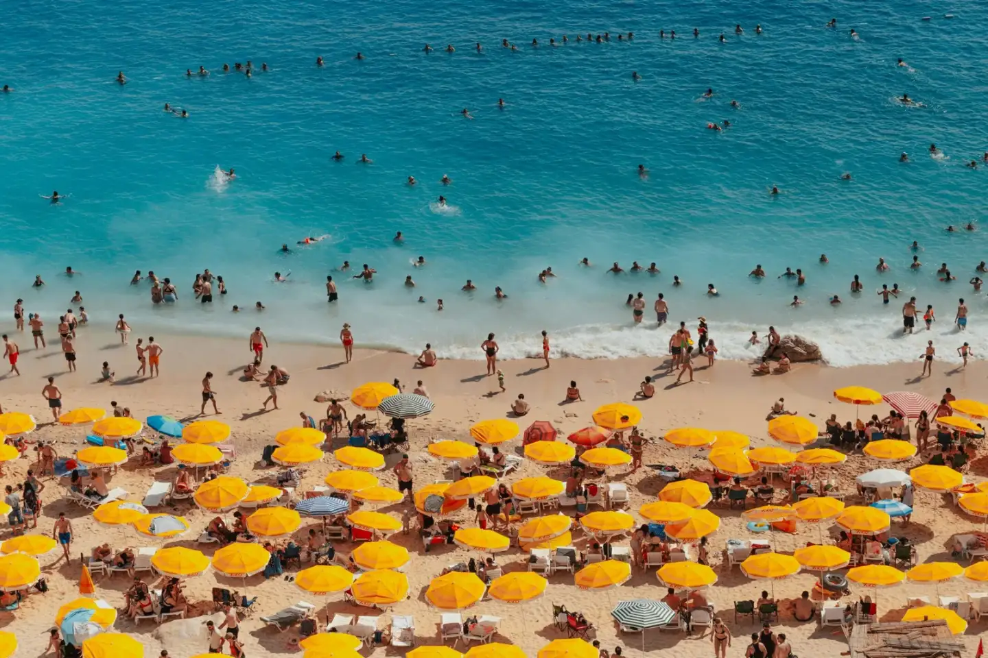 Zatłoczona plaża z parasolami
