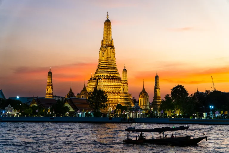 Wat Arun w Bangkoku o zachodzie słońca