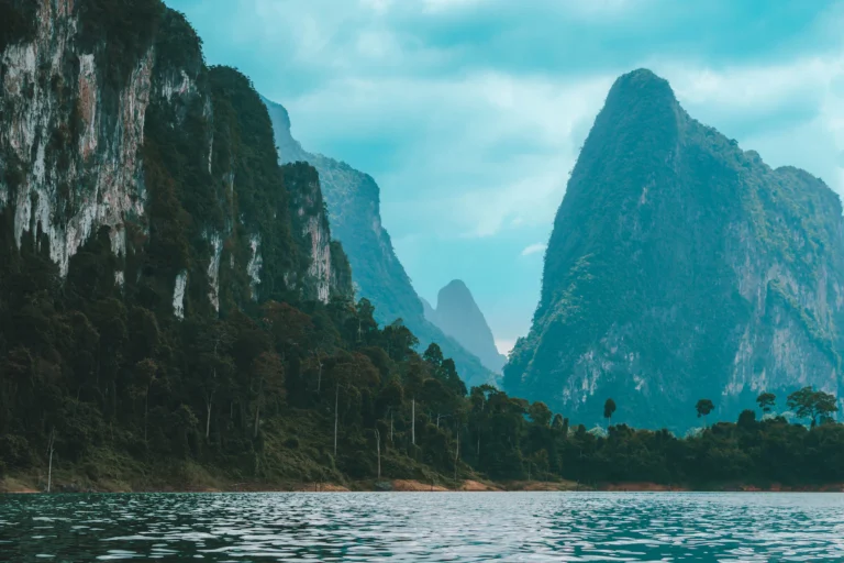 Wapienne skały nad jeziorem Cheow Lan w Khao Sok