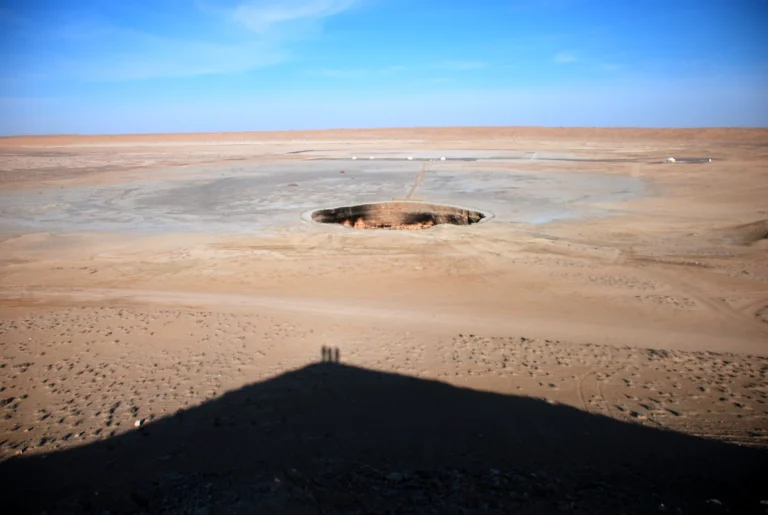 Krater gazowy Darwaza na pustyni Karakum