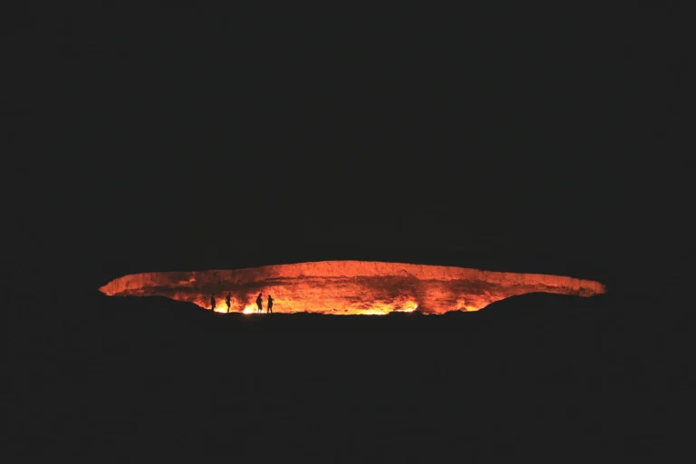 Płonący krater Darwaza nocą